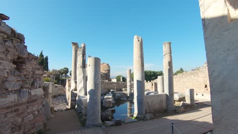 Zu-Fuß-In-Die-Ruinen-Der-Scholastica-Bäder-Vom-Marmortürrahmen-In-Der-Antiken-Stadt-Ephesus