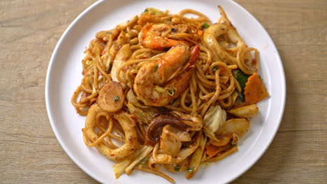 stir-fried-Tom-Yum-seafood-dried-spaghetti---Fusion-food-style