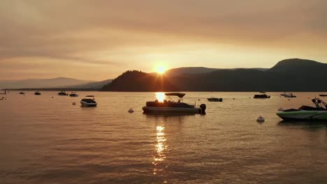 Langsame-Luftlandschaft-Durch-Den-Kanadischen-See-Mit-Angedockten-Booten-Bei-Schönem-Sonnenuntergang-Am-Abend