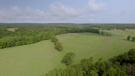 360-Grad-Panorama-Der-Wunderschönen-Landschaft-Im-Süden-Von-Missouri-Mit-Grünen-Weiden,-Roten-Scheunen-Und-Wäldern-An-Einem-Schönen-Sommertag