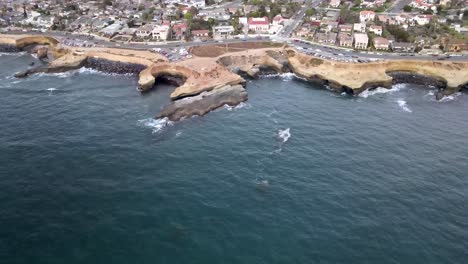 Aerial:-California-Pacific-coast,-houses-overlooking-Pacific-Ocean-on-Sunset-Cliffs