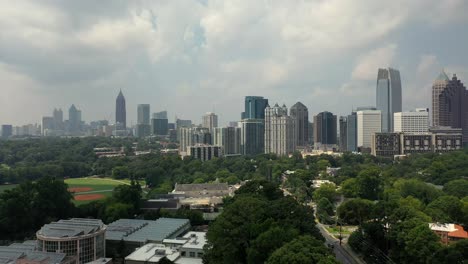 Mid-Town-Atlanta-En-Un-Día-Caluroso-Y-Brumoso-En-Georgia