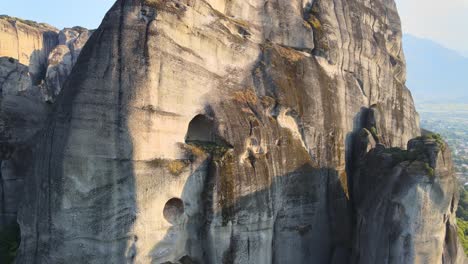 Acercándose-A-Una-Pequeña-Cueva-Natural-En-Meteora,-Grecia-Con-Un-Dron,-Aéreo