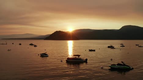 Aufsteigende-Luft-über-Dem-Kanadischen-See-Mit-Booten-Bei-Schönem-Abendsonnenuntergang