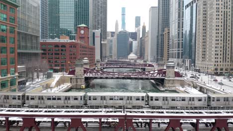 Rückzug-Aus-Der-Luft-Enthüllt-Zug,-Der-Den-Chicago-River-Im-Winter-überquert