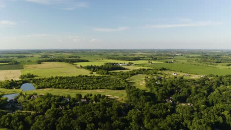 Beautiful-Establishing-Shot-of-Rural-American-Farmland,-Golf-Course