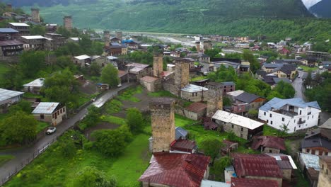 Mestia-Torre-De-Piedra-Medieval-Casas-En-Zemo-Svaneti,-Georgia,-Montañas-Del-Cáucaso