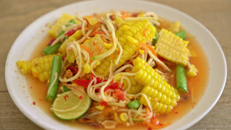 Som-Tum---Thailändischer-Würziger-Papayasalat-Mit-Mais---Asiatischer-Essensstil