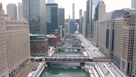 Aerial-Pedestal-Up-Reveals-City-Skyline-along-the-Chicago-River