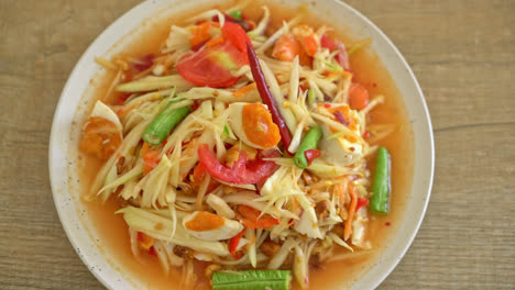 Som-Tum---Thailändischer-Würziger-Grüner-Papayasalat-Mit-Salzigen-Eiern---Asiatischer-Essensstil