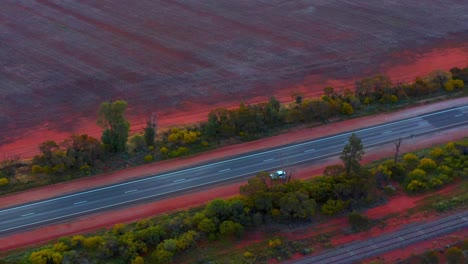 Vehículo-Estacionario-En-La-Carretera-Pavimentada-Remota-De-La-Autopista-Stuart-Cerca-De-Alice-Springs,-Territorio-Del-Norte,-Australia