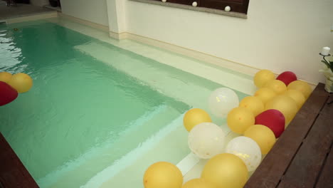 Ballons,-Die-In-Einem-Swimmingpool-Schwimmen