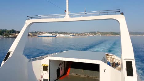 Hyperlapse-of-ferry-departing-at-daytime-from-Corfu-port,-Greece,-blue-calm-water