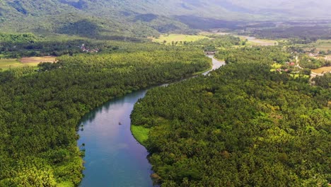 Fluss-Zwischen-Ausgedehnten-Und-Dichten-Wäldern-In-Der-Nähe-Des-Dorfes-Saint-Bernard,-Southern-Leyte-Auf-Den-Philippinen