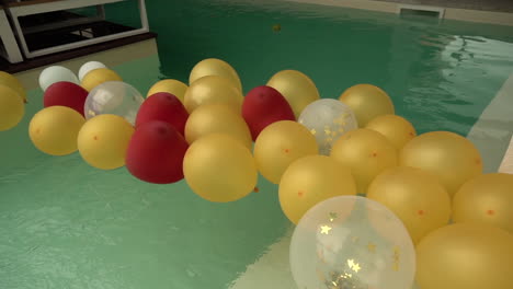 Pooldekoration-Für-Eine-Hochzeit.-Feuerballons