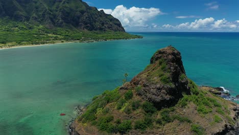 Excursionistas-Aéreos-Sobrevolando-El-Sombrero-De-Chinaman-En-Oahu,-Hawai