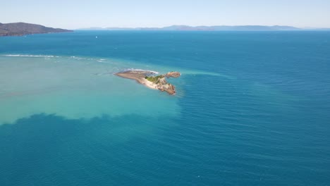 Aerial-View-Of-Bird-Island-By-Turquoise-Blue-Sea-At-Daytime---Seascape-At-Whitsunday-Island-In-QLD,-Australia