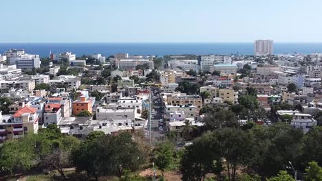 Luftaufnahme-Mit-Drohne,-Die-Den-Südlichen-Aussichtspunkt-Passiert-Und-Das-Nachbarschaftsgebiet-In-Los-Jardines-Del-Sur,-Santo-Domingo-Zeigt