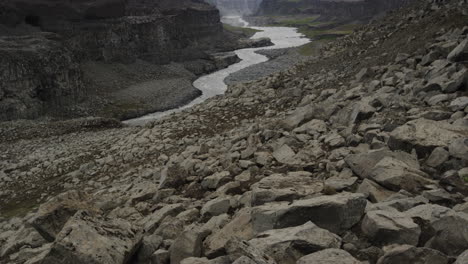 Sanfter-Anstieg-Des-Flusses-Jökulsá-á-Fjöllum,-Der-Sich-Seinen-Weg-Durch-Die-Gletscherlandschaften-Islands-Unterhalb-Des-Dettifoss-Wasserfalls-Bahnt,-Dem-Zweitmächtigsten-In-Europa