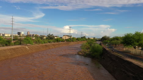 Río-Inundado-Con-Agua-Marrón-Que-Fluye-Después-De-Fuertes-Lluvias-Monzónicas