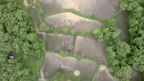Clip-Largo-Top-Shot-Drone-Montañas-Verdes-Y-Campo-De-Arroz-Fam-Bajo-La-Lluvia-En-Manor-Maharashtra-India