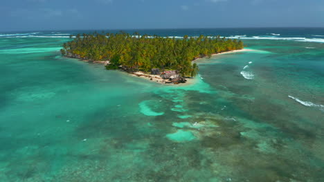 Luftaufnahme-Der-Tropischen-Insel-Mit-Palmen,-Umgeben-Von-Klarem,-Blauem-Wasser-Auf-Den-San-Blas-Inseln,-Panama