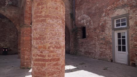 In-Den-Alten-Mauern-Der-Antiken-Festung-Von-Livorno-In-Der-Toskana-Aus-Dem-14.-Jahrhundert