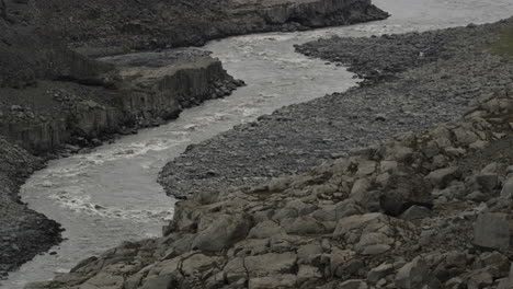 Ein-Enger-Rahmen,-Der-Sich-Nach-Oben-Neigt,-Offenbart-Entlang-Der-Rauen-Und-Kargen-Jokulsa-Einen-Fjollum-Fluss-Unterhalb-Der-Dettifoss-Wasserfälle-In-Island
