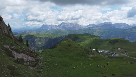 Luftaufnahme-Der-Dolomiten-In-Italien,-Mit-Col-Di-Lana-Im-Hintergrund