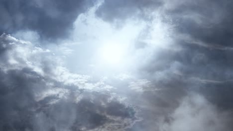 Zeitraffer-Von-Sonne-Und-Wolken-Mit-Blauem-Himmel