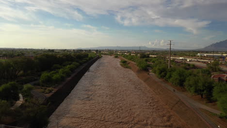 Elevación-Inusual-Del-Río-Santa-Cruz-Que-Fluye-Después-De-Fuertes-Lluvias-Monzónicas-En-Tucson,-Arizona