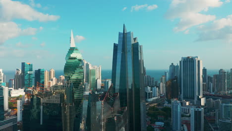 Torre-F-Y-F-Y-Rascacielos-De-La-Torre-Central-En-La-Ciudad-De-Panamá,-Panamá
