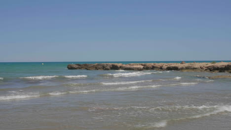 Mittelmeerwellen,-Die-An-Einem-Sommertag-An-Einem-Sandstrand-An-Der-Spanischen-Küste-Brechen