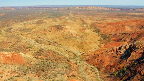 Vista-Panorámica-Del-Paisaje-Accidentado-En-El-Parque-Nacional-West-Macdonnell-En-El-Territorio-Del-Norte-De-Australia