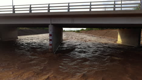 Tosender-Fluss-Unter-Straßenbrücke-In-Tucson,-Arizona-Nach-Dem-Schweren-Monsunregen