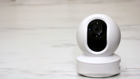 CCTV-IP-Wireless-Überwachungskamera-Auf-Ferngesteuertem-Smart-Security-Home,-Das-Sich-Bewegt,-Um-Im-Raum-Zu-Filmen