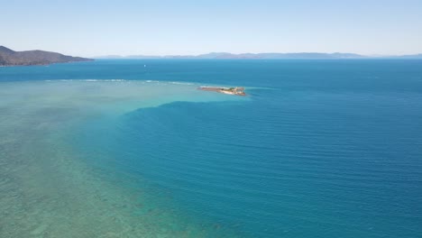 Islet-By-The-Calm-Blue-Sea---Whitsunday-Island-In-QLD,-Australia