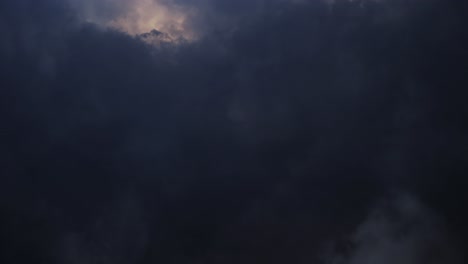 Tormentas-Eléctricas-Que-Ocurren-Dentro-De-Las-Nubes-Oscuras-Cumulonimbus