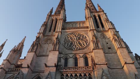 Parte-Frontal-De-La-Catedral-De-Burdeos-De-La-Iglesia-Gran-Angular-Moviéndose-Inclinado-Hacia-Arriba-Durante-El-Amanecer