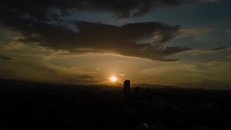 Hyperlapse-Des-Erstaunlichen-Sonnenuntergangs-Mitten-In-Mexiko-stadt-An-Einem-Bewölkten-Tag