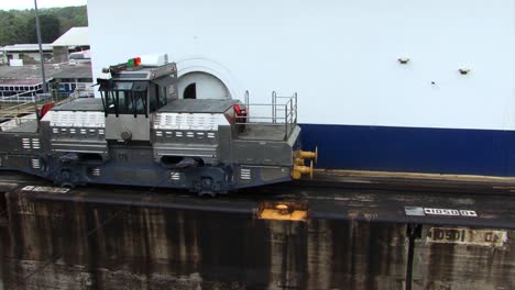 Electric-locomotive-pulling-the-ship-at-Gatun-Locks,-Panama-Canal