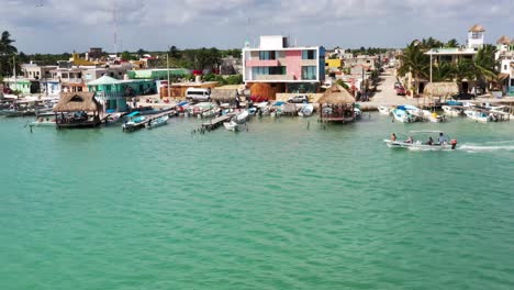 Barco-Turístico-De-Vista-Superior-Aérea-En-El-Mar-Caribe