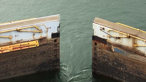 Close-up-of-the-Hydraulic-Gates-of-Gatun-Locks-chamber-slowly-opening,-Panama-Canal