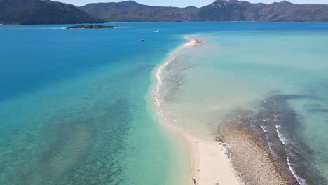 Langford-Island-Long-Spit-With-Ocean-Waves-At-Daytime-In-Summer---Tourist-Spot-At-Whitsunday-Islands-In-QLD,-Australia