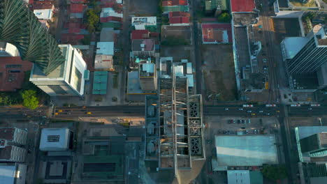Gebäude-Auf-Dem-Dach-Und-Straßenverkehr-In-Der-Nähe-Von-F-Und-F-Tower-In-Panama-City,-Panama-Tagsüber