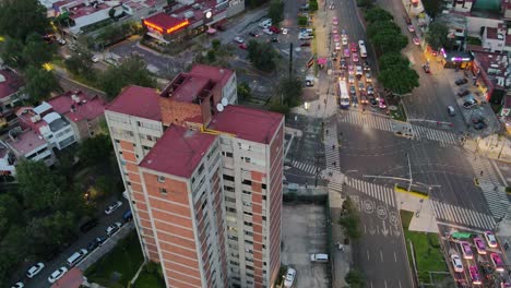 Hiperlapso-Sobre-Un-Pequeño-Edificio-Y-Autos-En-Movimiento-En-La-Ciudad-De-México
