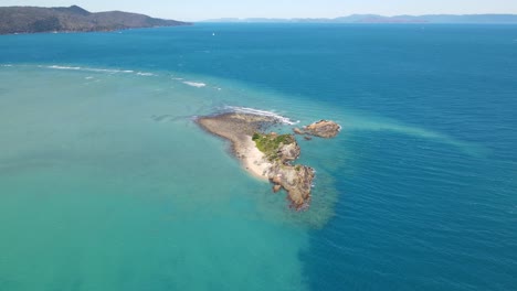 Panorama-Of-Bird-Island-Near-Langford-And-Hayman-Island-Surrounded-By-The-Turquoise-Blue-Sea-In-Summer---Tourist-Attraction-At-Whitsunday-In-QLD,-Australia