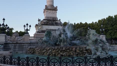 Girondains-Monument-Wasserfontänen-Während-Des-Frühmorgendlichen-Sonnenaufgangs-In-Bordeaux-Mit-Niemandem