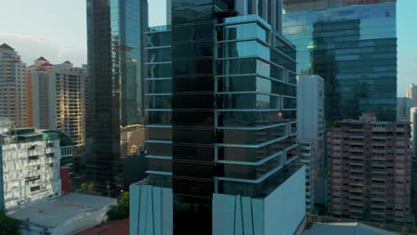 Reflexionen-über-Die-Glasfassade-Eines-Gebäudeplatzes-In-Der-Innenstadt-Von-Panama-City,-Panama,-Mittelamerika