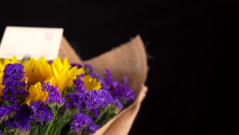 Lavendel--Und-Sonnenblumenblumenstraußanordnung-Und-Geschenkkarte-Im-Schwarzen-Hintergrundschieberegler-Erschossen